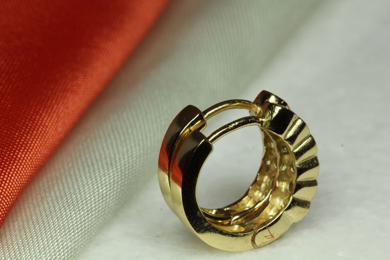 10K GOLD PLATED 925 STERLING SILVER ROUND CZ SCALLOPED HUGGIE HOOP EARRING