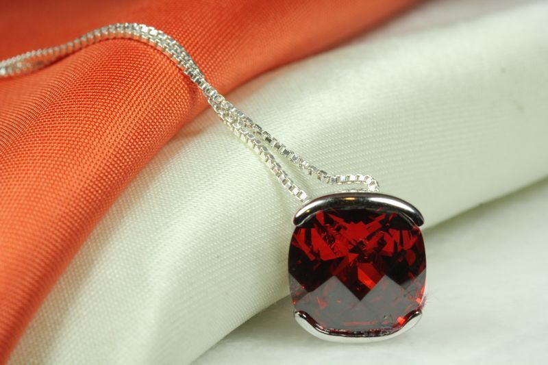 BRILLIANT CUT RED MULTIFACETED CZ PENDANT W CHAIN 925 STERLING SILVER~MXTUE