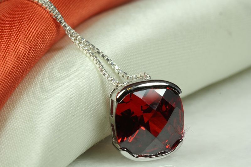 BRILLIANT CUT RED MULTIFACETED CZ PENDANT W CHAIN 925 STERLING SILVER~MXTUE