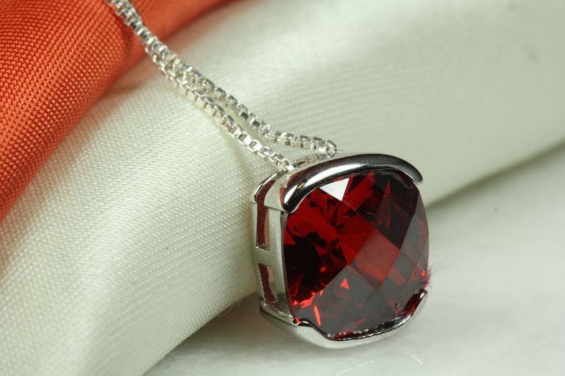 BRILLIANT CUT RED MULTIFACETED CZ PENDANT W CHAIN 925 STERLING SILVER~MXTUE