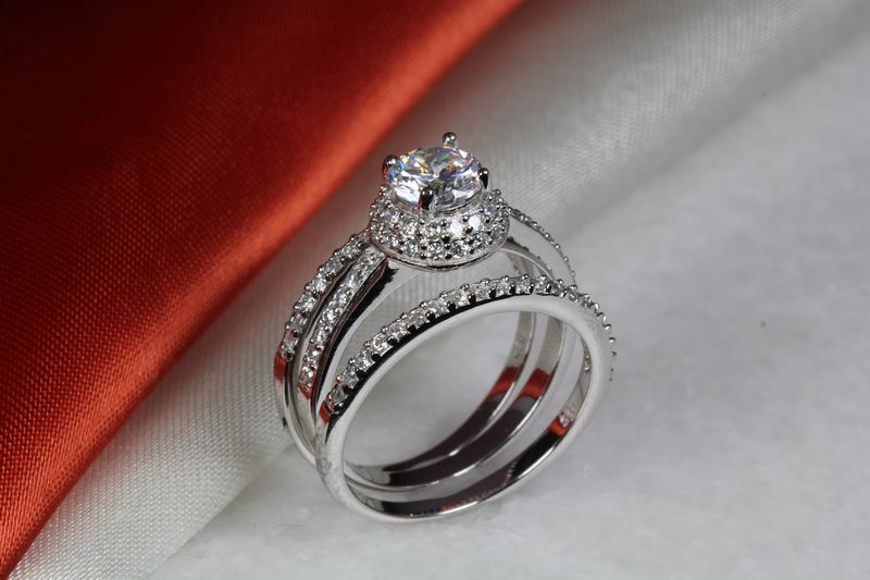 1.73 CTW BRAND NEW WOMENS HALO CUBIC ZIRCONIA WEDDING RING ENGAGEMENT RING SET