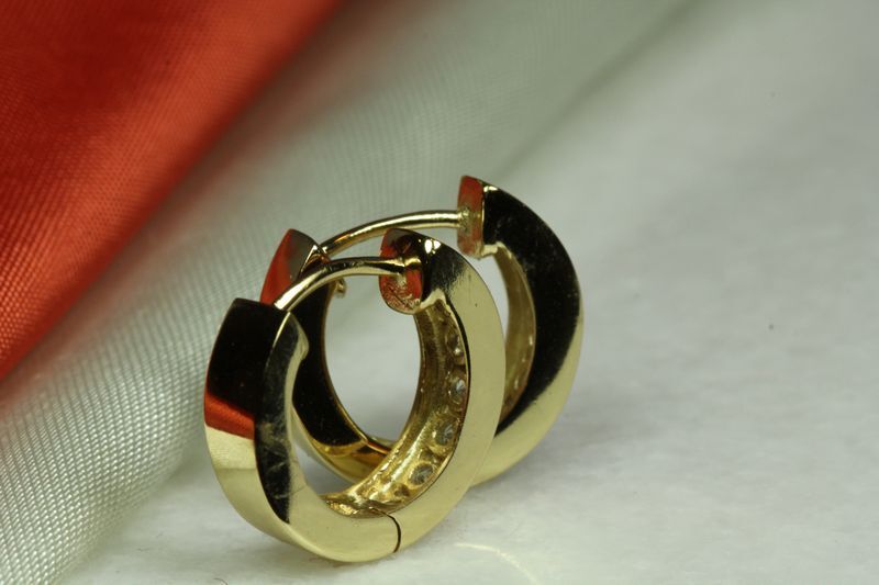 10K GOLD PLATED 925 STERLING SILVER HUGGIE HOOP EARRING 7 ROUND STONES EACH