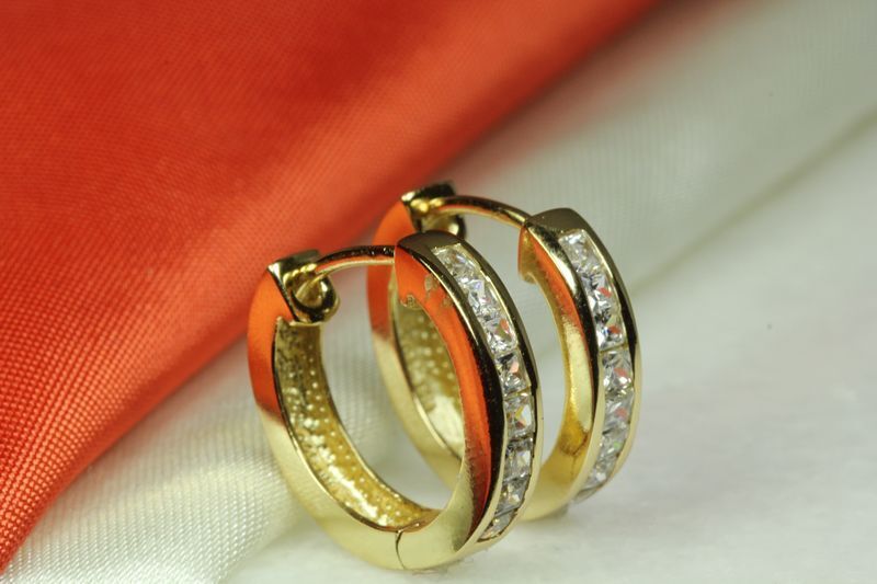 10K GOLD PLATED 925 STERLING SILVER HUGGIE HOOP CZ EARRING 8 SQUARE CZs EACH