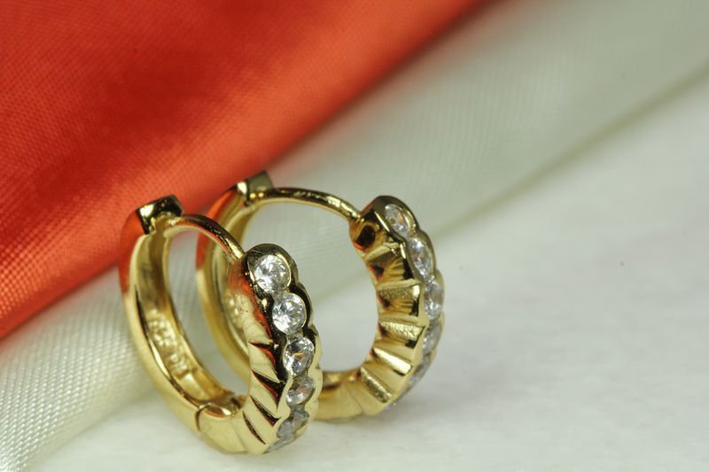 10K GOLD PLATED 925 STERLING SILVER ROUND CZ SCALLOPED HUGGIE HOOP EARRING