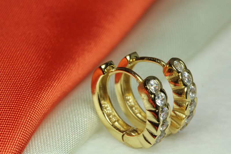 10K GOLD PLATED 925 STERLING SILVER ROUND CZ SCALLOPED HUGGIE HOOP EARRING