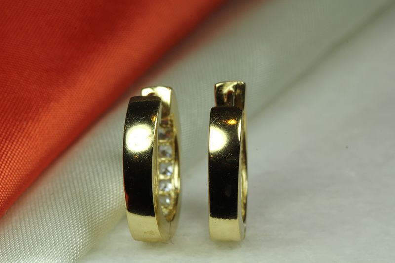 10K GOLD PLATED 925 STERLING SILVER HUGGIE HOOP CZ EARRING 8 SQUARE CZs EACH