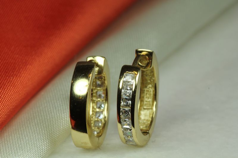 10K GOLD PLATED 925 STERLING SILVER HUGGIE HOOP CZ EARRING 8 SQUARE CZs EACH