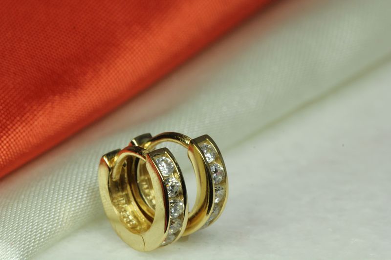 10K GOLD PLATED 925 STERLING SILVER HUGGIE HOOP EARRING-5 RND CZ STNES EACH