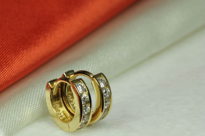 10K GOLD PLATED 925 STERLING SILVER HUGGIE HOOP EARRING-5 RND CZ STNES EACH