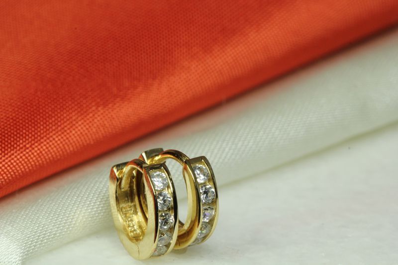 10K GOLD PLATED 925 STERLING SILVER HUGGIE HOOP EARRING-5 RND CZ STNES EACH