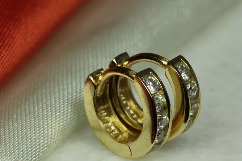10K GOLD PLATED 925 STERLING SILVER HUGGIE HOOP EARRING-5 RND CZ STNES EACH