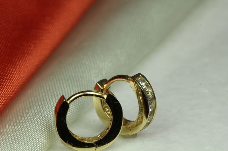 10K GOLD PLATED 925 STERLING SILVER HUGGIE HOOP EARRING-5 RND CZ STNES EACH