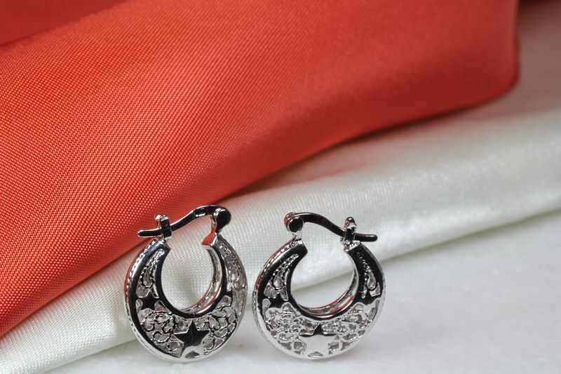 925 STERLING SILVER BEAUTIFUL FILIGREE STAR HUGGIE HOOP EARRINGS~MH-78~MAXX-S